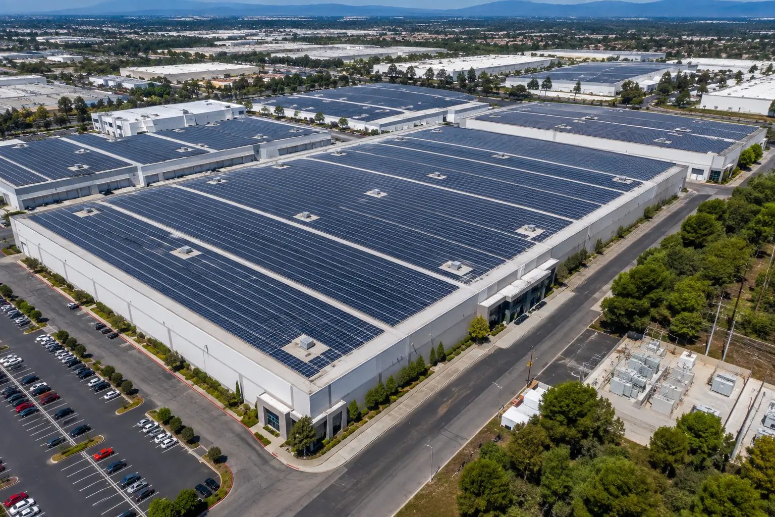 Vedere aeriana cu hale industriale avand acoperisul acoperit integral de panouri fotovoltaice
