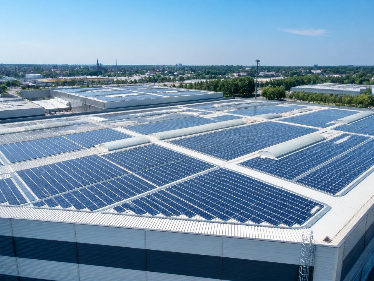 Vedere aeriana a unei hale industriale din Ploiesti cu acoperis acoperit integral de panouri fotovoltaice