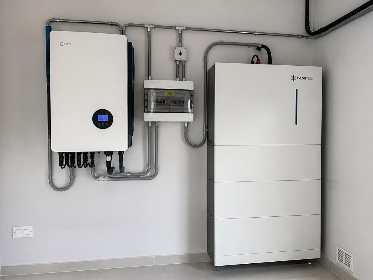 Invertor hibrid si baterie de stocare de 10 kWh montate pe perete in camera tehnica a unei case din Brasov